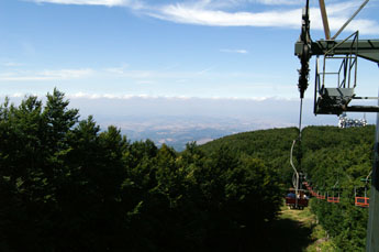 Met de kabelbaan kun je naar de top van de berg Monte Amiata.