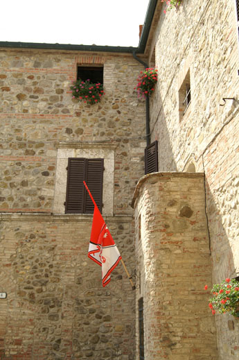 Burcht ingang aan de binnenplaats; onderdeel van het kasteel van Contignano