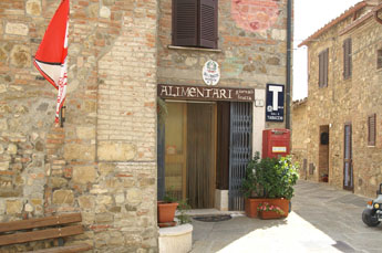 Kruidenier van Maria Puggioni in het oude centrum van Contignano
