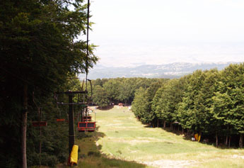 Kabelbaan en ski piste op de Monte Amiata