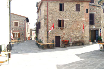 Binnenplaats burcht in het oude centrum van Contignano