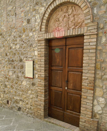 De ingang van Chiesa Maria Ascunta in de burcht van Contignano