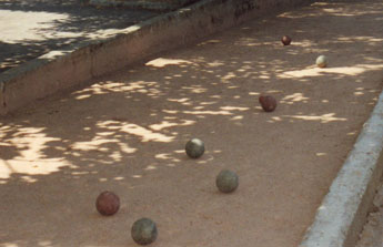 De ballen van Bocce lijken sterk op jeu de boules ballen.