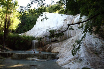 Fosse in Bagni San Filippo van rechts gezien. De versteende waterval. Het water is heet en geneeskrachtig.