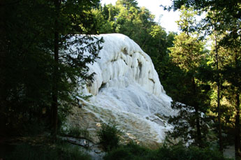 Fosso in Bagni San Filippo van links gezien. De versteende waterval. Het water is heet en geneeskrachtig.
