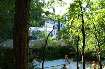 Zwembad achter het hotel in Bagni San Filippo. Water in het zwembad komt uit de vulkanische bron.