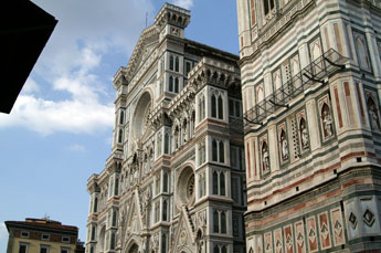 de voorkant van de Duomo