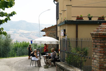 De Franci bar tegen de muur van het oude centrum van Contignano