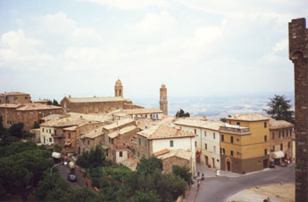 Het centrum van Montalcino gezien vanaf het kasteel.