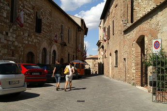vanaf bovenste parkeerterrein naar het centrum in Montepulciano Toscane