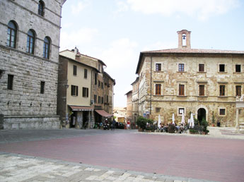 plein voor de Duomo in Montepulciano Toscane