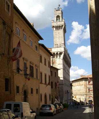 toren aan het plein met de Duomo in Montepulciano Toscane