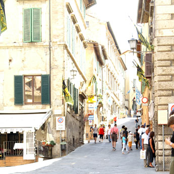 winkelstraat die loopt door het centrum van Montepulciano Toscane