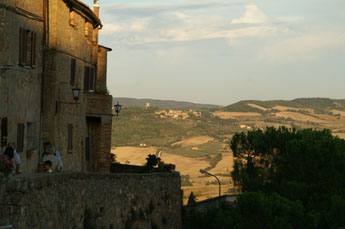 Het uitzicht langs het uitzichtspunt in Pienza Toscane. In de verte ligt Montichiello