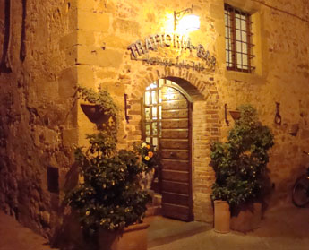 Voorkant van het restaurant Bucca della Fate in Pienza