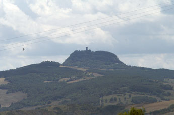 Op 14 kilometer afstand van Contignano ligt bovenop een berg Radicofani. Je ziet hier de rots met het fort. Het plaatsje zelf ligt aan de andere kant van de berg.