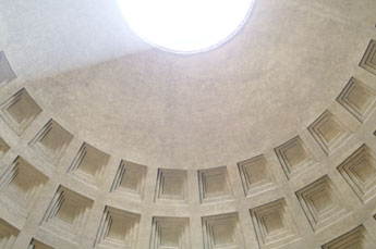 Rome: in dak Pantheon zit een rond gat waar de zon door naar binnen schijnt