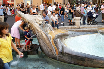 Rome: fontein onderaan bij de Spaanse trappen