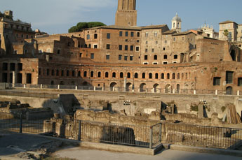 Rome: Foro Augusto en Foro Traiano  met daarachter de Mercati Traianei