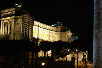 Rome: Monumento a Vittore Emanuelle II in het donker