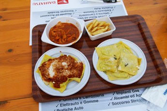 Voorbeelden van wat je kunt eten: trippa, patat, ravioli al ragu, ravioli con burro e salvia