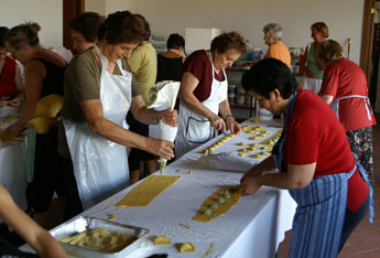 In het oude centrum van Contignano zelf wordt door de vrouwen de ravioli met de hand gemaakt