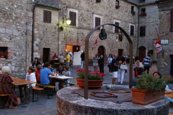 Ravioli eten in het oude centrum van Contignano bij de oude waterput