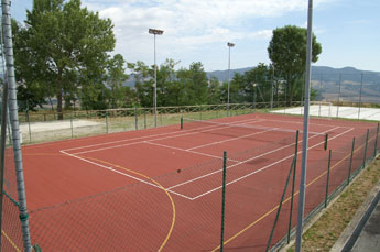 De tennisbaan van Contignano. Behalve voor tennis ook voor andere balsporten te gebruiken.