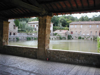 In het centrum van Bagno Vignoni is een thermaal bad, dat goed behouden is