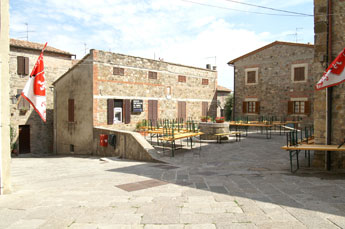 Binnenplaats met zicht op de waterput in het oude centrum van Contignano