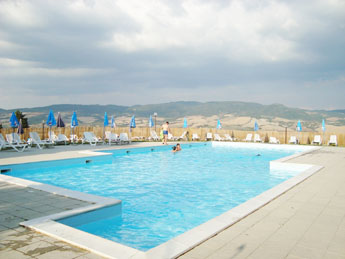 Zwembad van Contignano met prachtig uitzicht op de omringende bergen